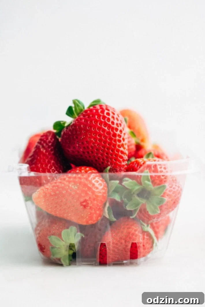 Avocado Strawberry Spinach Salad - topped with a citrusy poppyseed dressing. This salad is perfect for summer barbecues and picnics! #strawberryspinachsalad #spinachsalad #salad #strawberrypoppyseedsalad | Littlespicejar.com Avocado Strawberry Spinach Salad - topped with a citrusy poppyseed dressing. This salad is perfect for summer barbecues and picnics! #strawberryspinachsalad #spinachsalad #salad #strawberrypoppyseedsalad | Littlespicejar.com