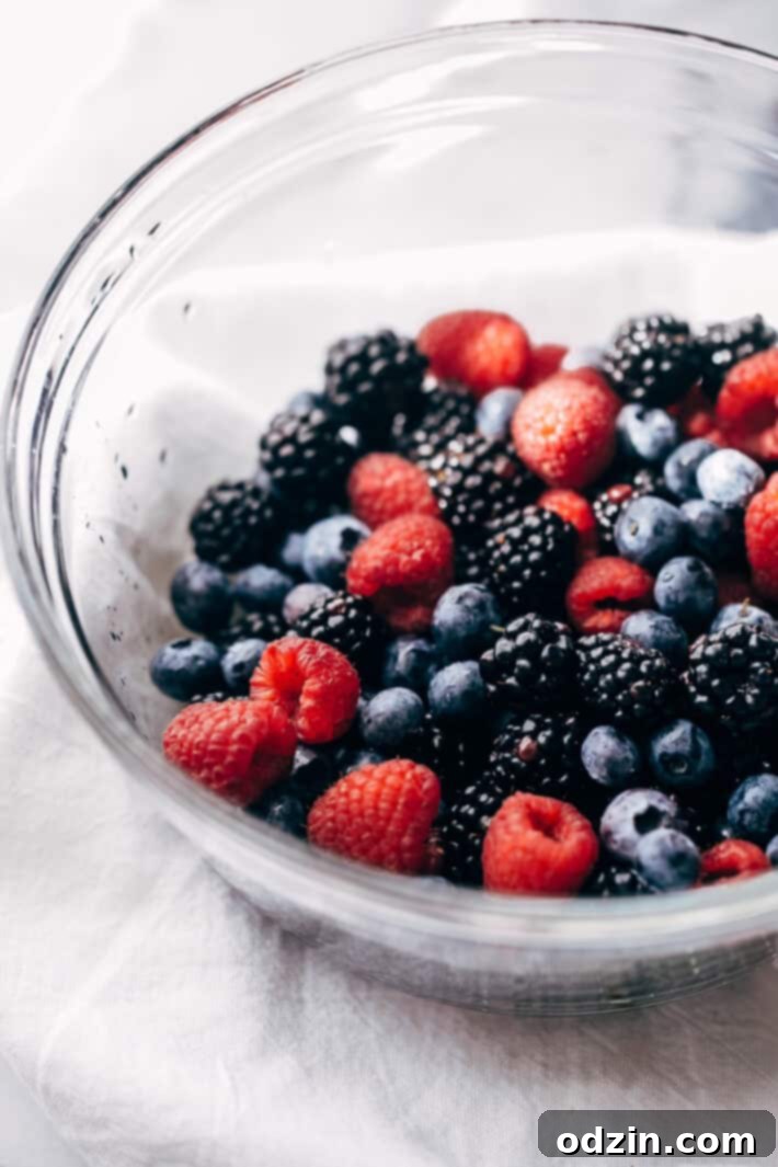 Glowing Berry Fruit Salad - an easy fruit salad that you can bring to picnics, barbecues, brunches and so much more! #fruitsalad #berrysalad #berryfruitsalad #picnic #salad | Littlespicejar.com Glowing Berry Fruit Salad - an easy fruit salad that you can bring to picnics, barbecues, brunches and so much more! #fruitsalad #berrysalad #berryfruitsalad #picnic #salad | Littlespicejar.com