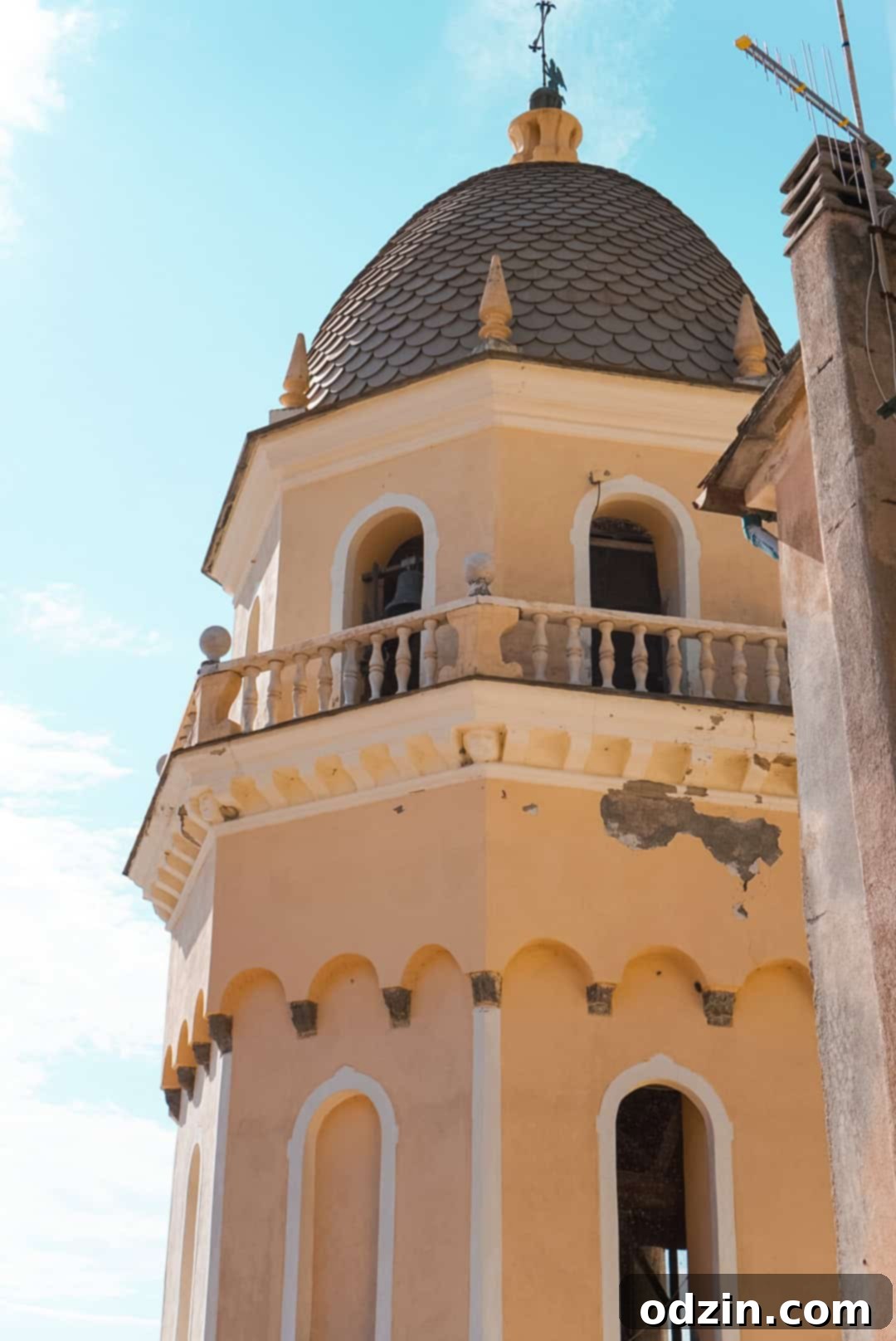 iconic yellow building on Vernazza 
